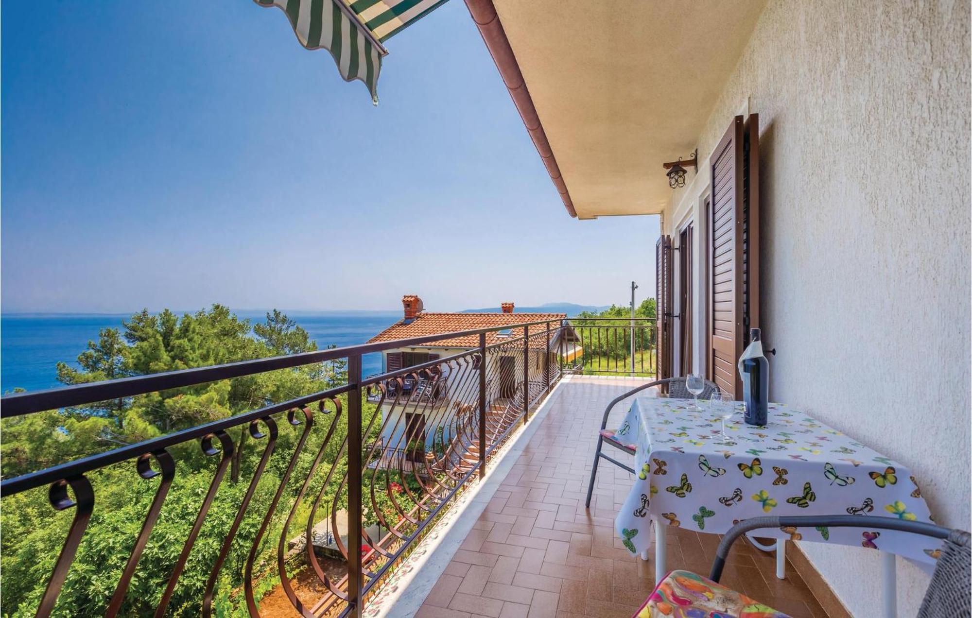 2 Bedroom Lovely Apartment In Lovran Bagian luar foto