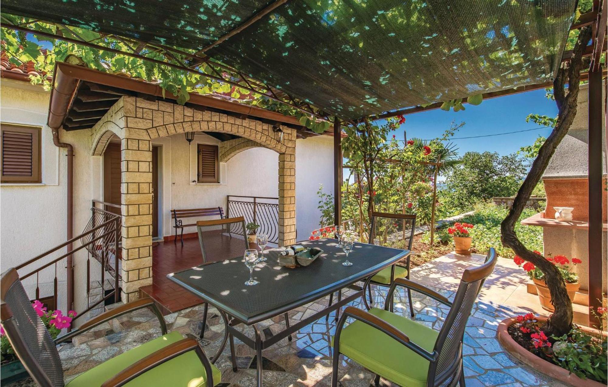 2 Bedroom Lovely Apartment In Lovran Bagian luar foto