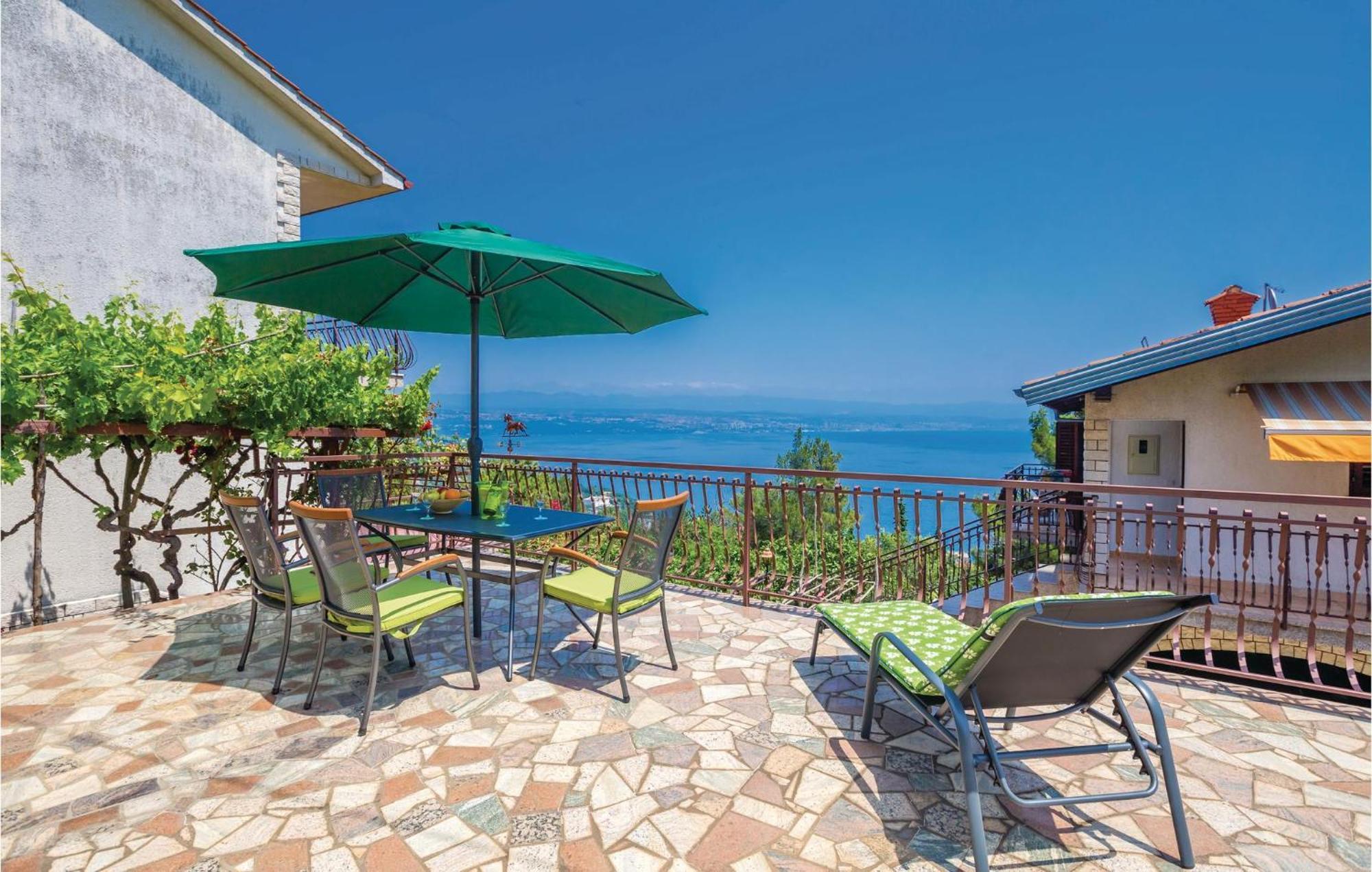 2 Bedroom Lovely Apartment In Lovran Bagian luar foto