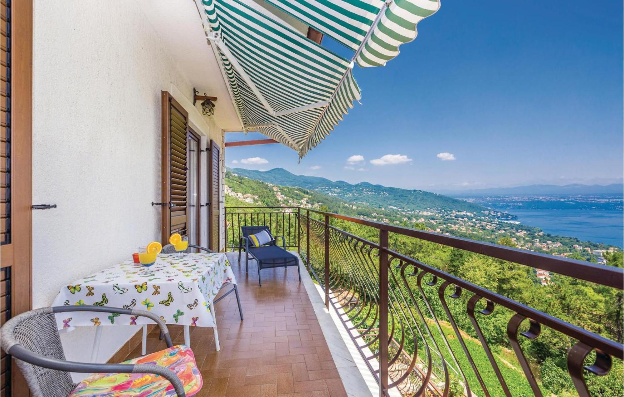 2 Bedroom Lovely Apartment In Lovran Bagian luar foto