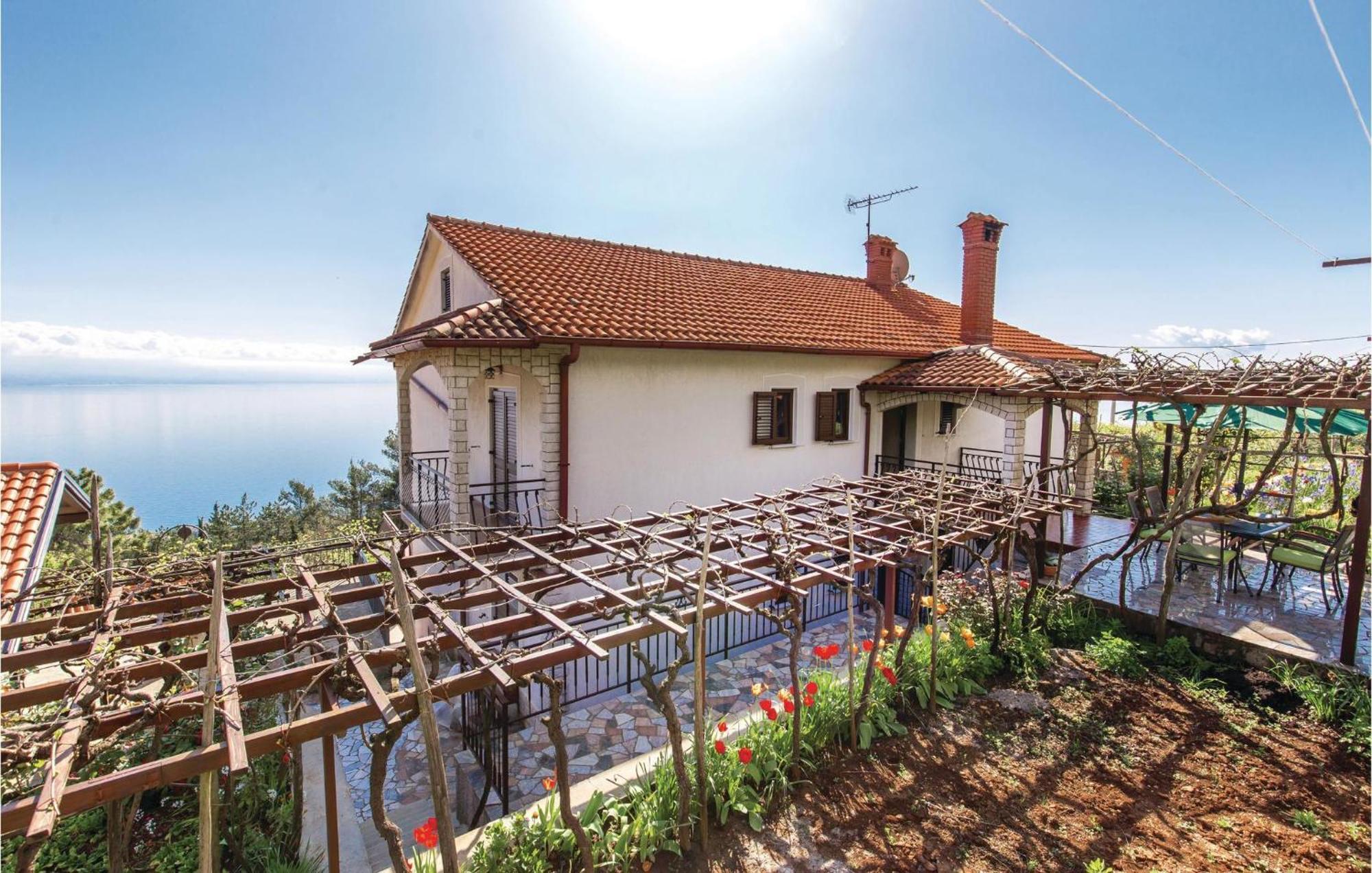 2 Bedroom Lovely Apartment In Lovran Bagian luar foto