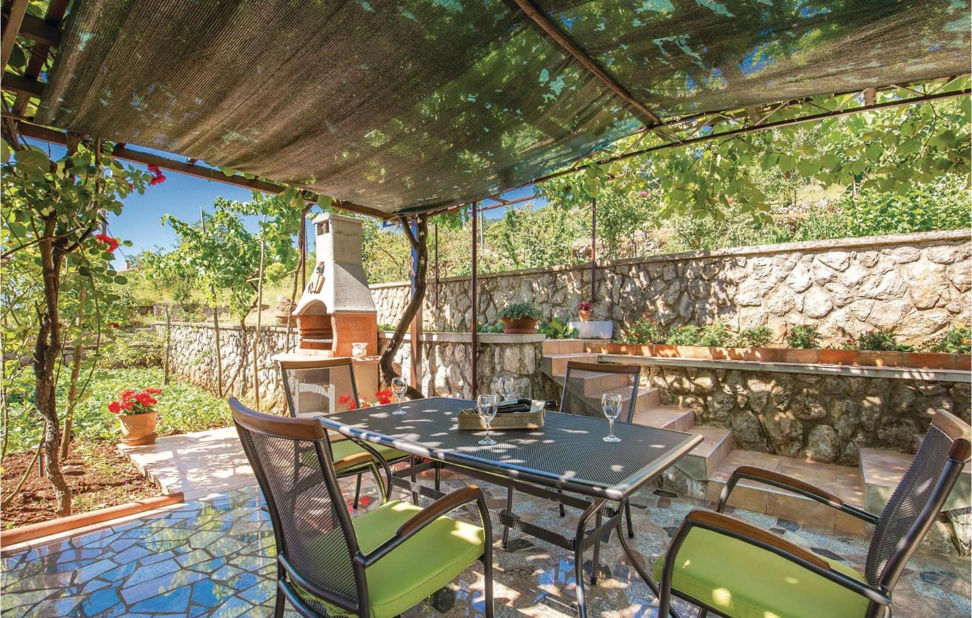 2 Bedroom Lovely Apartment In Lovran Bagian luar foto
