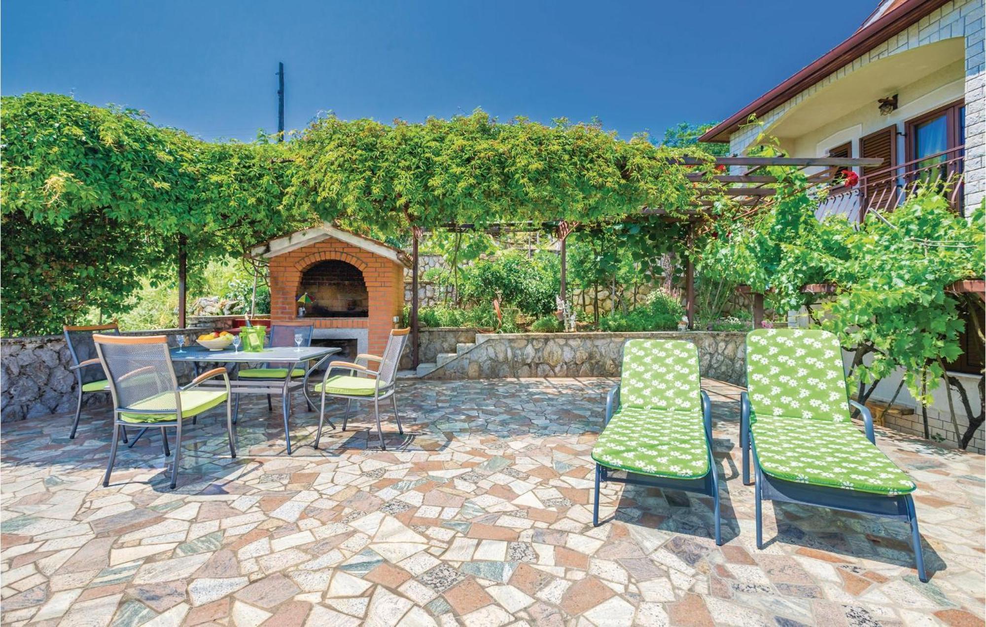 2 Bedroom Lovely Apartment In Lovran Bagian luar foto