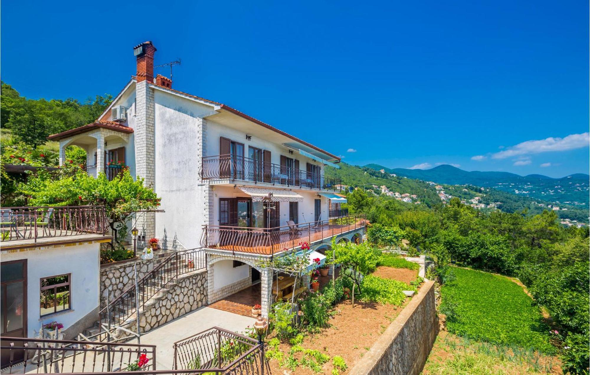 2 Bedroom Lovely Apartment In Lovran Bagian luar foto