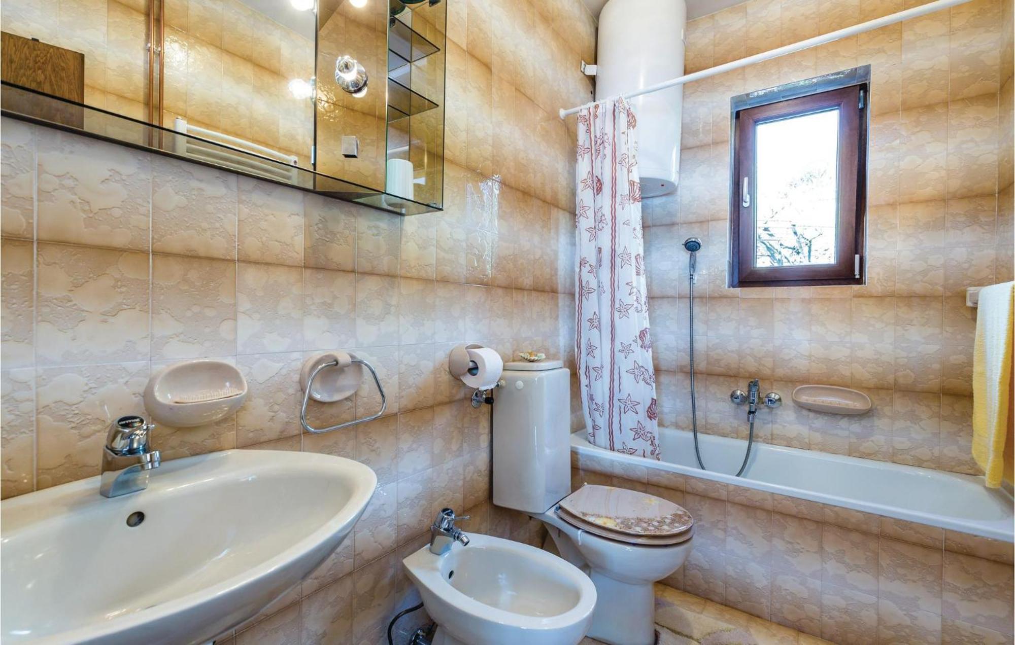 2 Bedroom Lovely Apartment In Lovran Bagian luar foto