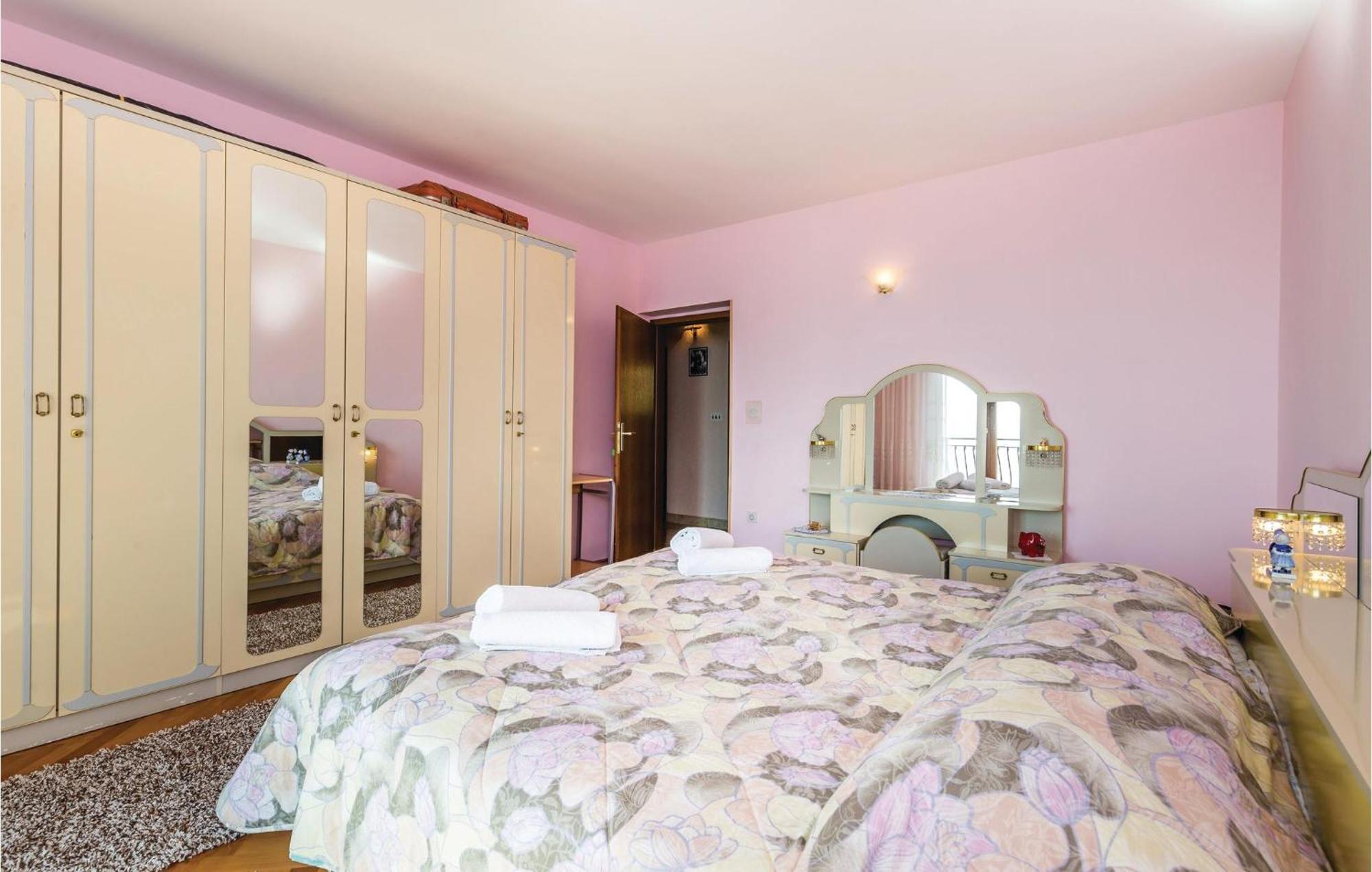 2 Bedroom Lovely Apartment In Lovran Bagian luar foto