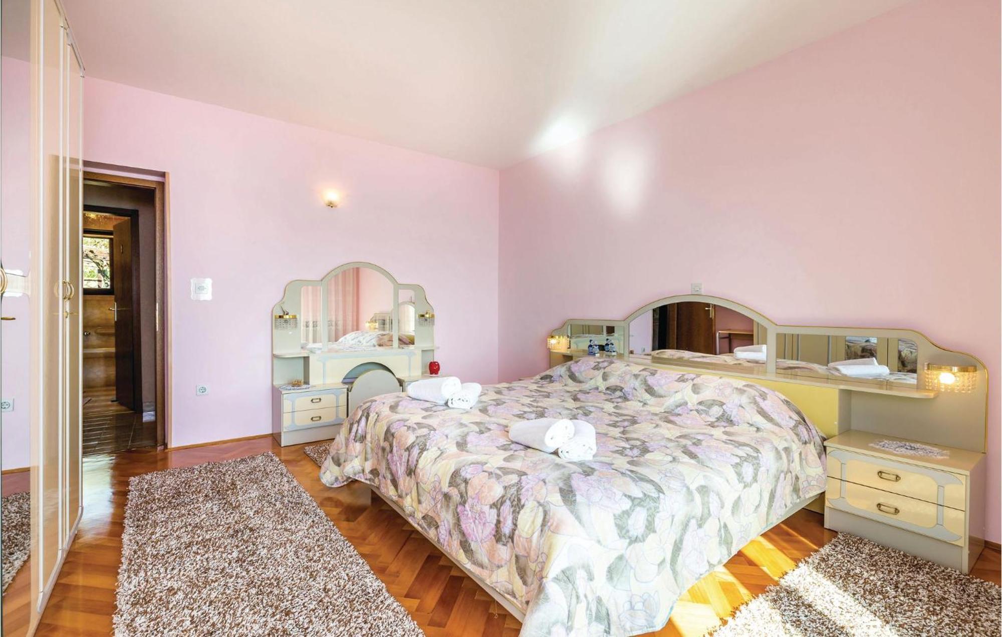 2 Bedroom Lovely Apartment In Lovran Bagian luar foto